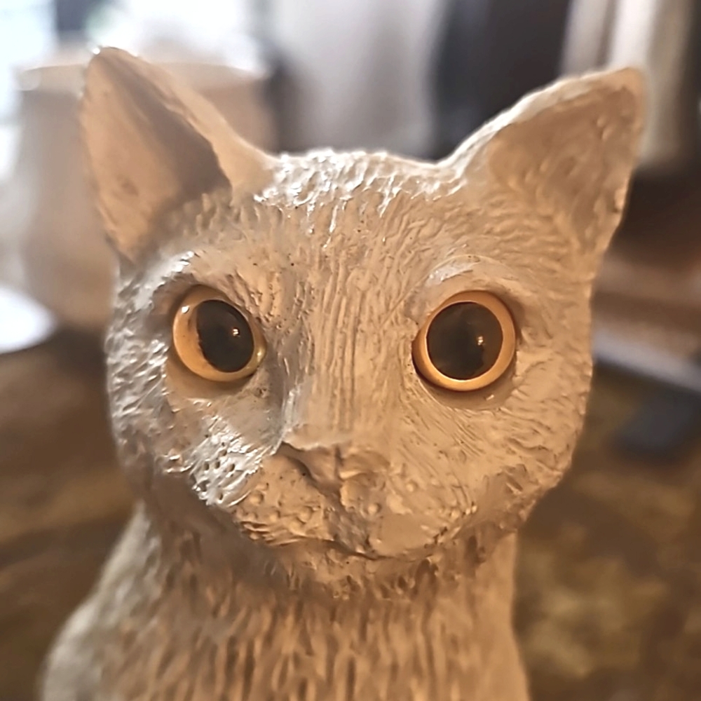 2002 Marked Vintage White Persian Textured Ceramic Cat Statue Piercing Eyes
